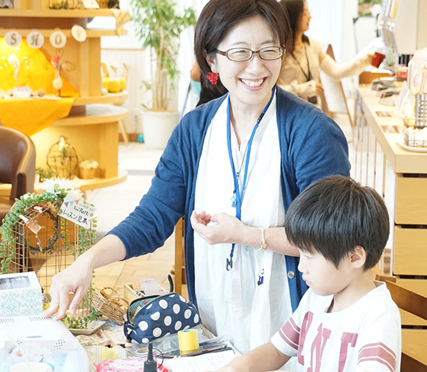 ワークショップに参加する女性と子供の写真