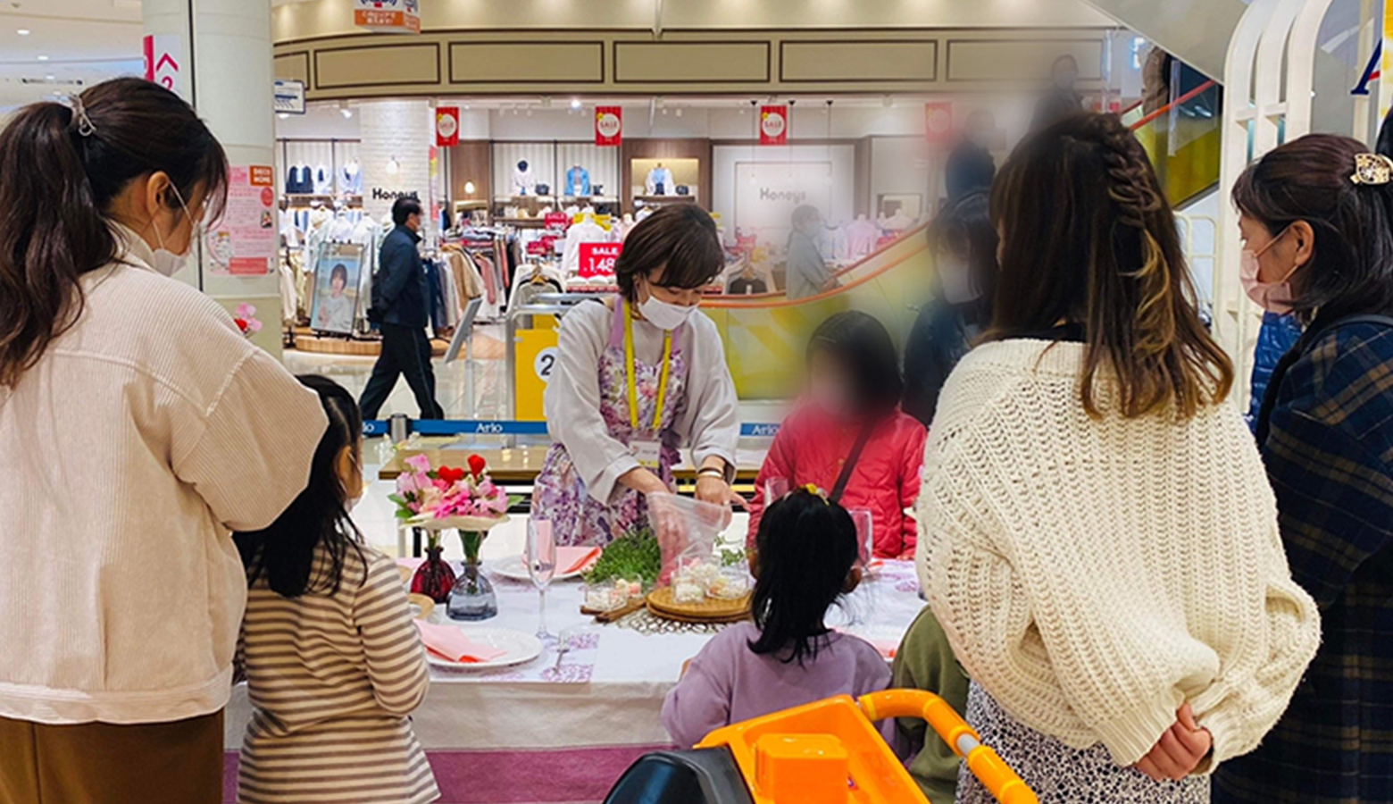 商業施設でイベントを開催する女性の写真